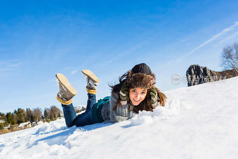 女孩们玩雪玩得很开心