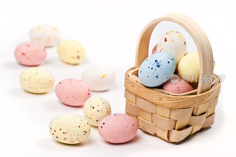 在篮子里放有斑点糖涂层的迷你复活节彩蛋