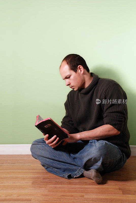 读圣经的年轻人