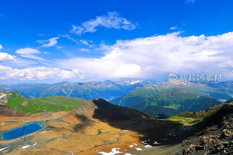 瑞士达沃斯阿尔卑斯山脉的水库