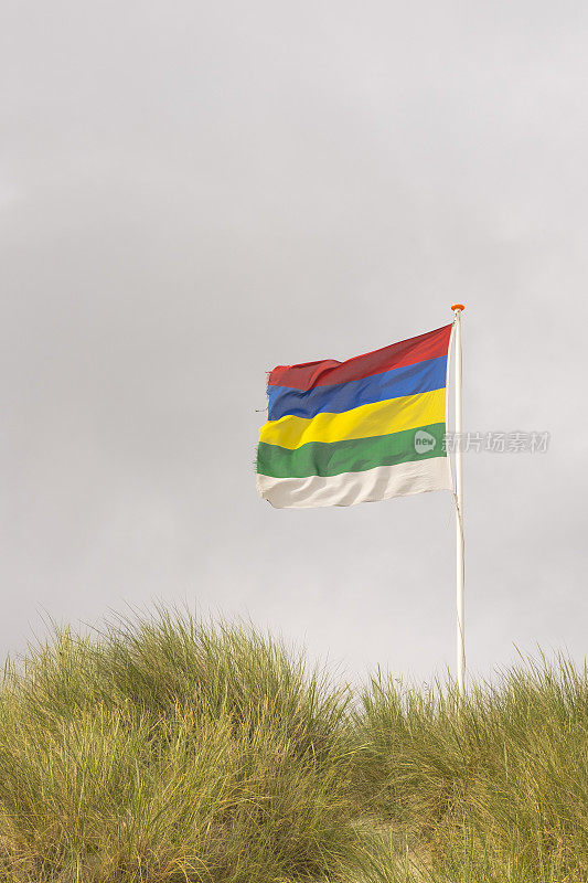 特谢林岛旗帜迎风飘扬在沙丘上