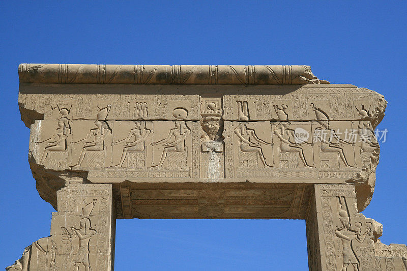 具有浮雕装饰的纪念性柱头，埃及丹德拉哈索尔神庙