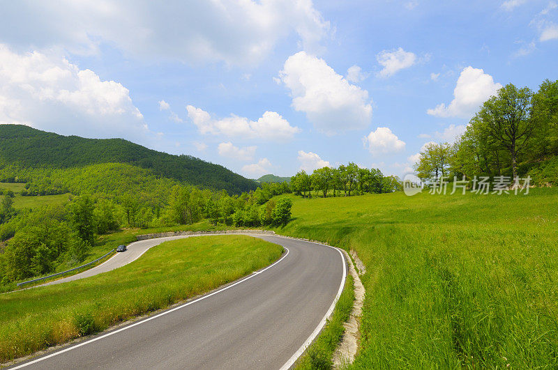 乡村公路的发夹弯道