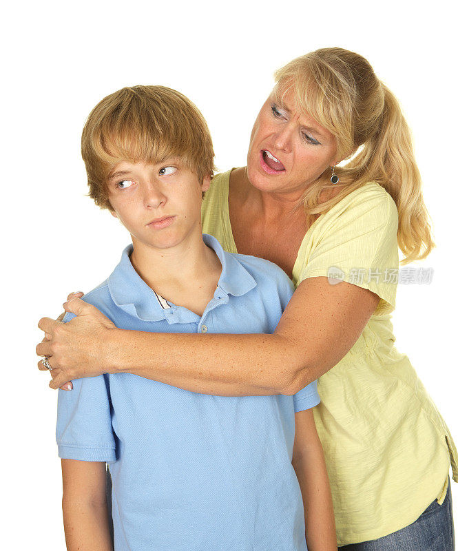 十几岁的男孩拒绝母亲的拥抱