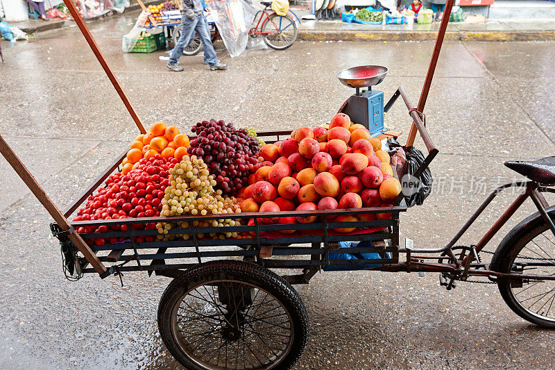 Huaraz路边的水果小贩