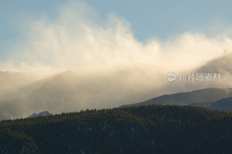 科罗拉多州派克峰上的冬季风暴和大风