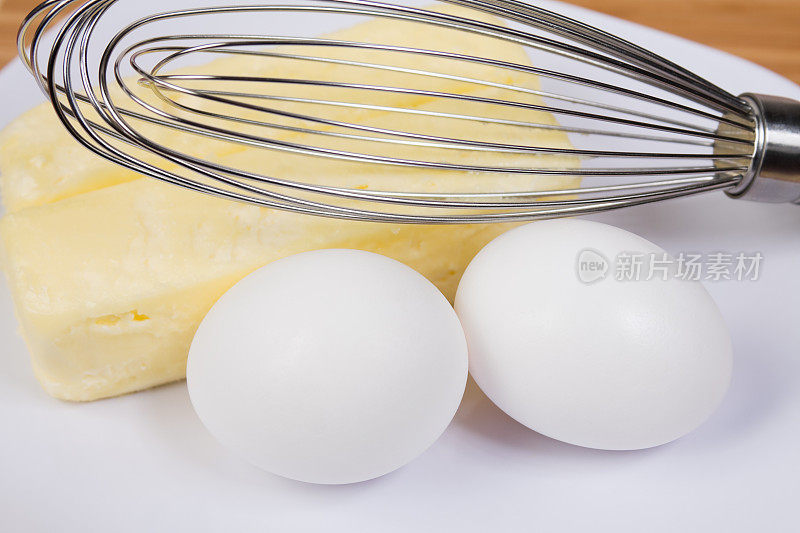 烘焙材料-鸡蛋与软化黄油和打蛋器