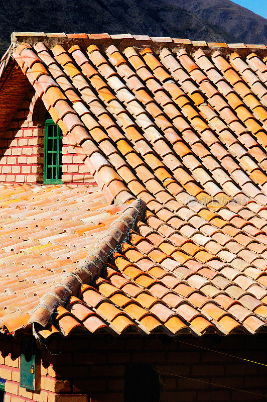 赤陶土屋顶和红橙色的瓦片