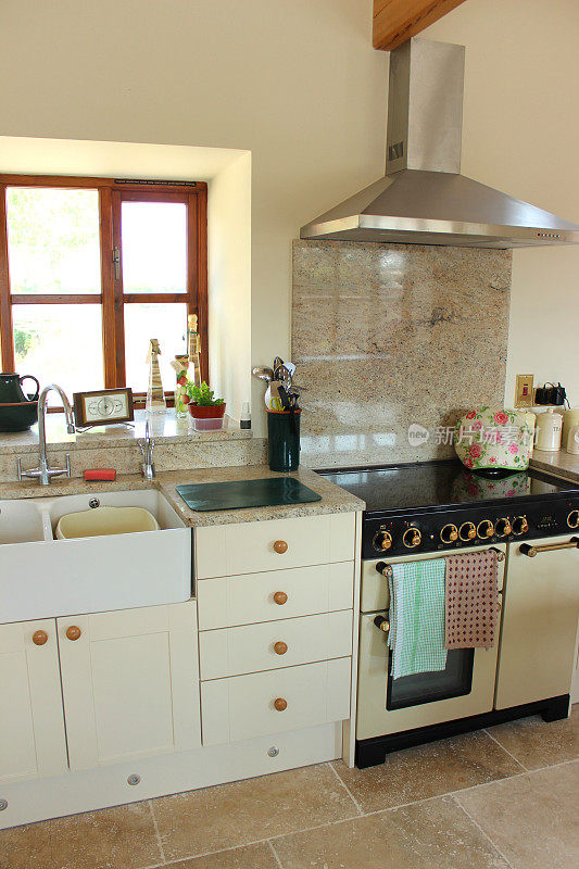 乡村厨房，奶油色的Shaker门，双层贝尔法斯特水槽，煤气灶