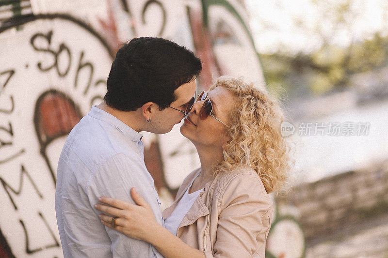一对年轻情侣在街上接吻