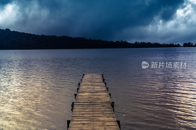 桥在湖中戏剧性的风景