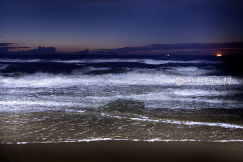 夜晚的大海