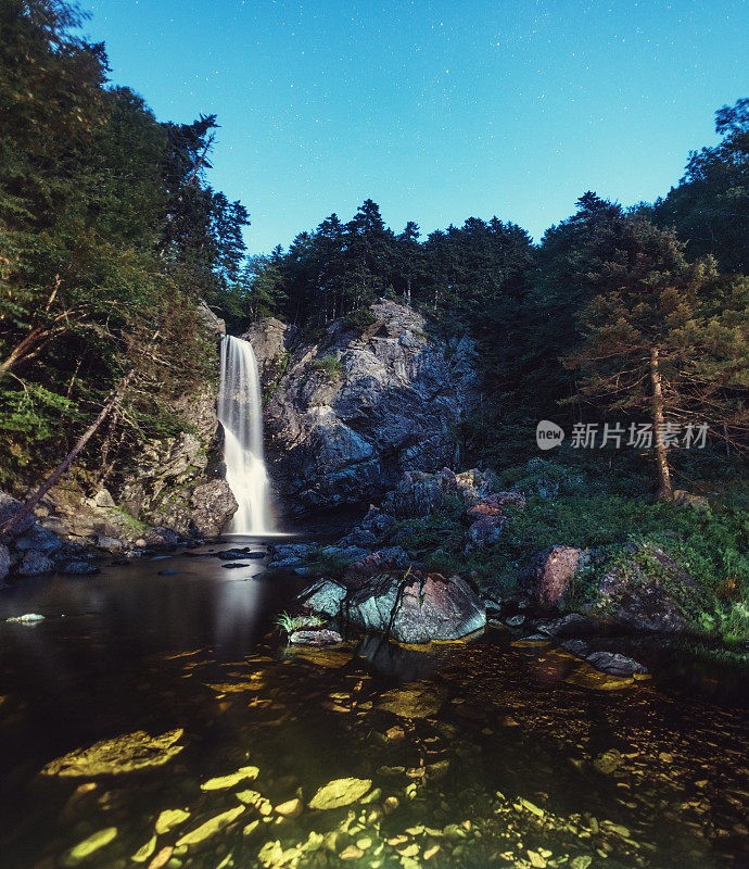 月光下的流水