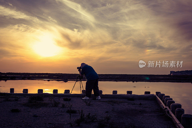 摄影师正在拍摄夕阳