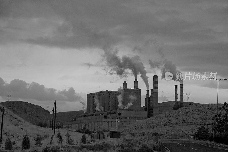 土耳其安卡拉nallhan的煤电厂烟囱冒烟