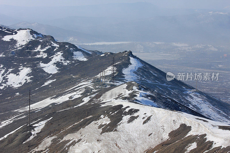 雪中的山