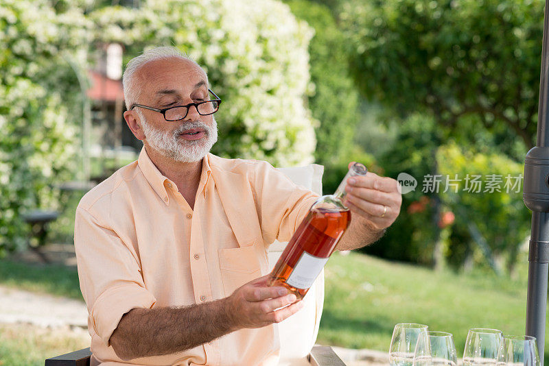 在意大利皮埃蒙特朗河地区的家庭假期:喝葡萄酒和吃户外食物