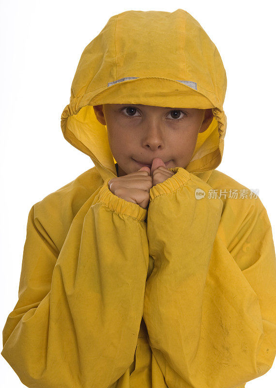 穿黄色雨衣的男孩