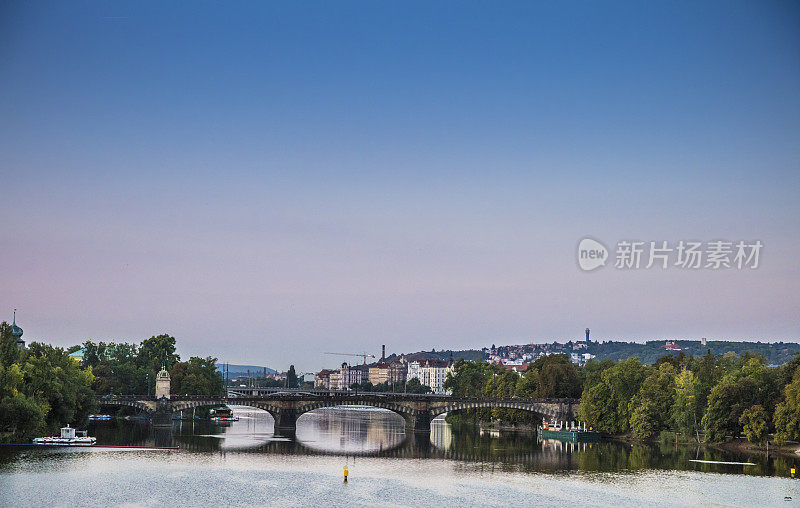 美丽的布拉格城市景观，伏尔塔瓦河上的军团桥。
