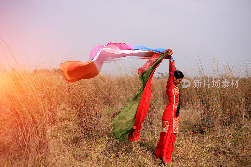 妇女们在大自然中飘扬着五颜六色的衣服