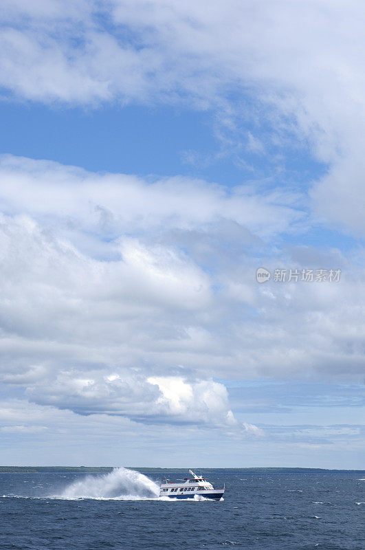 天空，水和渡船