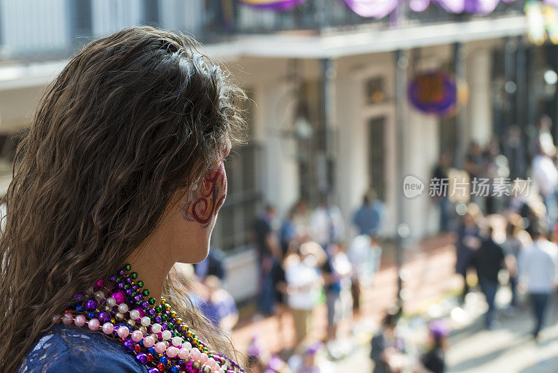 一名女子在波本街观看狂欢节的人群