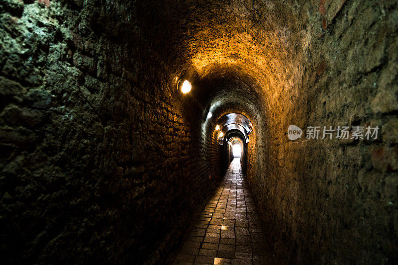 罗马尼亚阿尔巴尤利亚的一条被灯光照亮的狭窄隧道