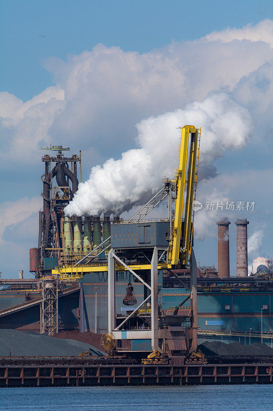 烟雾从欧洲钢铁厂逃逸