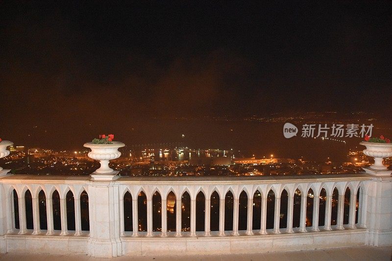 晚上的Bahá'í花园