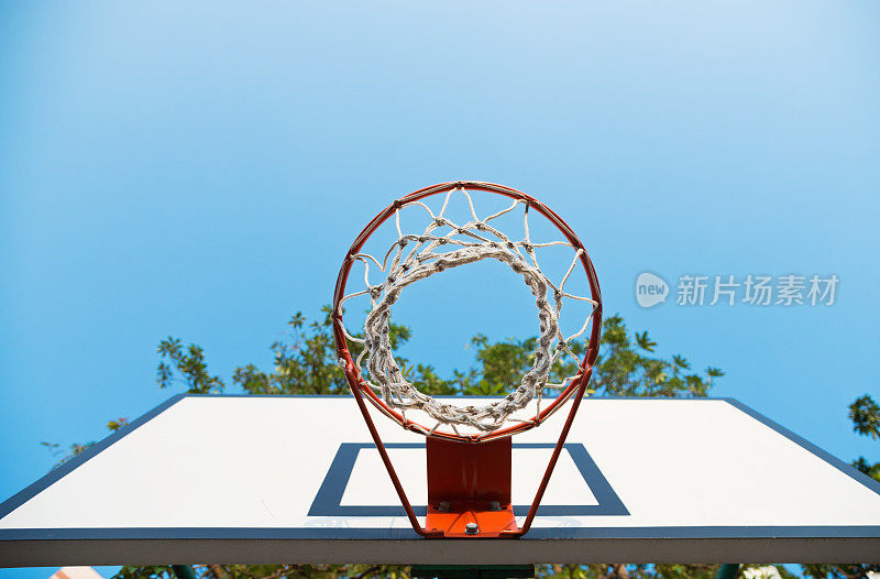 篮球框对着蓝天