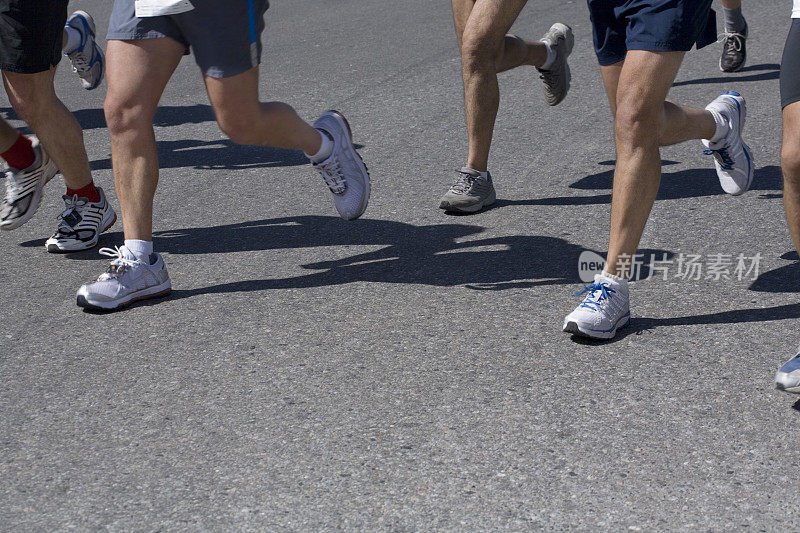 一群运动员在城市里跑步