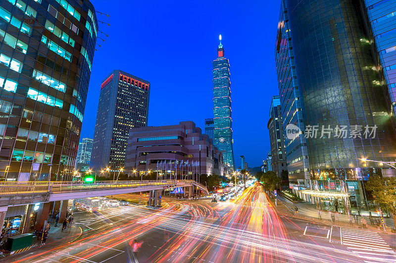 黄昏时分，台北世贸中心在信义商务区的一个繁忙的十字路口