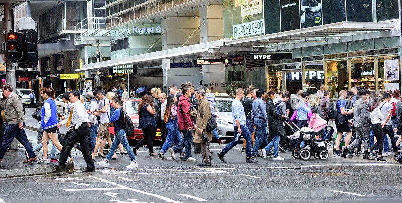 人们在悉尼市中心过马路