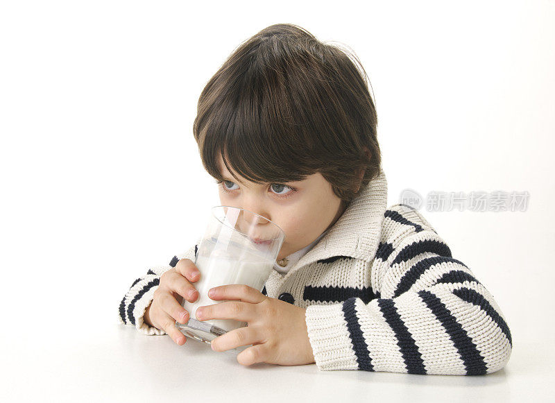 可爱的小男孩喝着牛奶