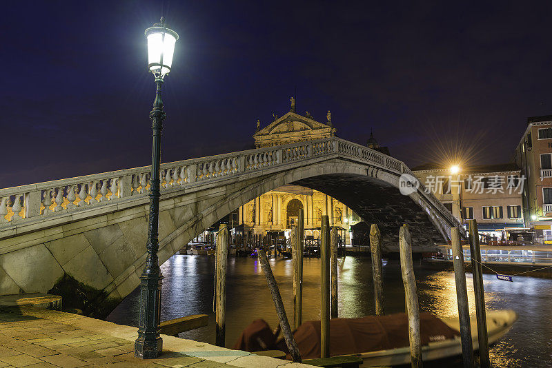 光着脚的威尼斯桥，横跨大运河的铁路桥