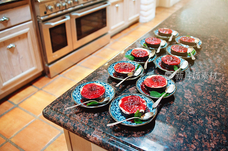 厨房柜台上的小盘子上有浆果的焦糖布丁