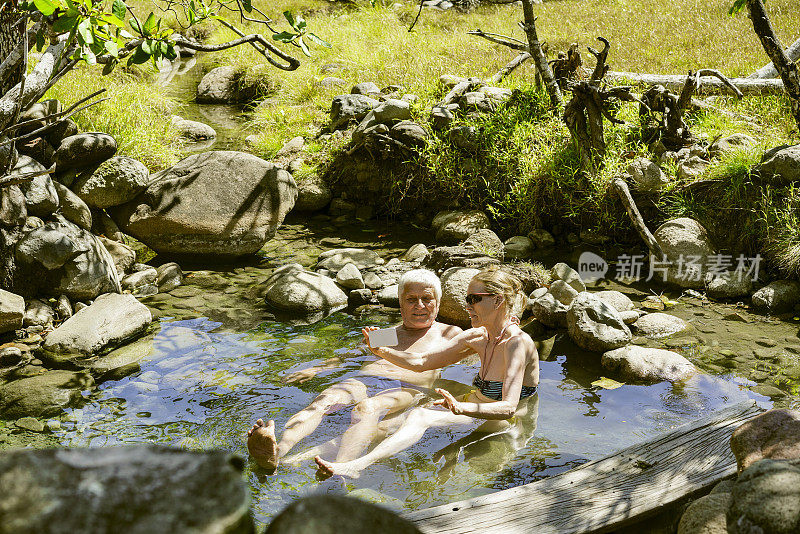 巴拿马，老人们在离波奎特镇不远的里约热内卢火山口附近享受温泉
