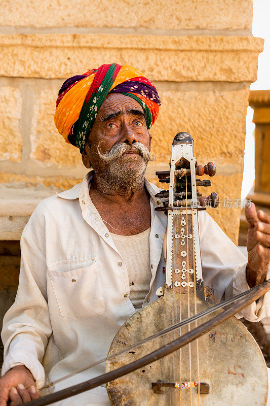 印度拉贾斯坦邦的贾伊萨默堡，一名印度老人在弹奏传统乐器