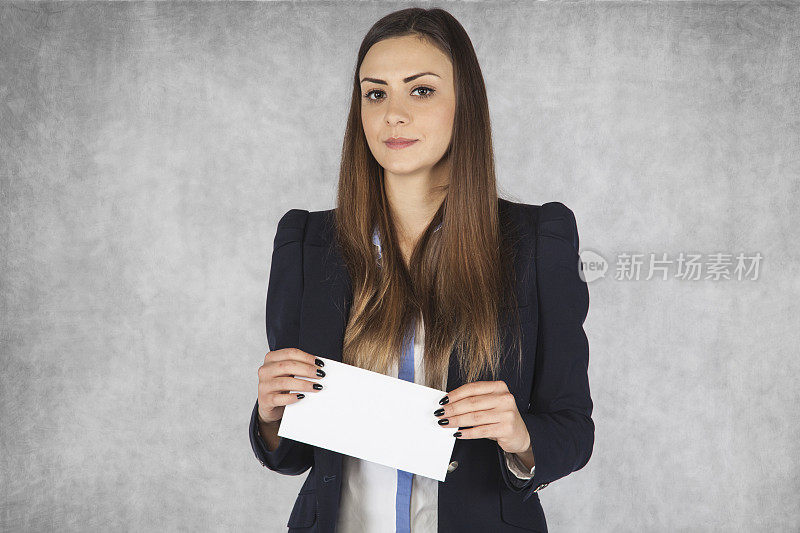 一位女商人手里拿着一个信封