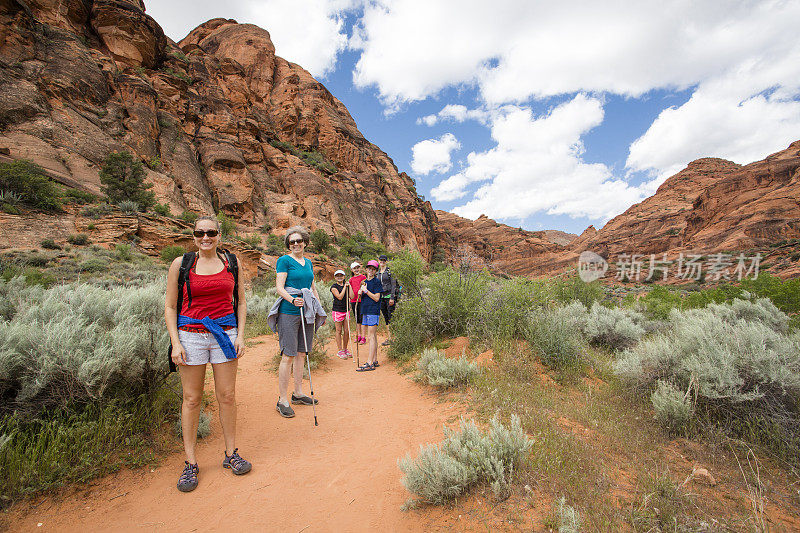 一群人在美国美丽的沙漠悬崖徒步旅行