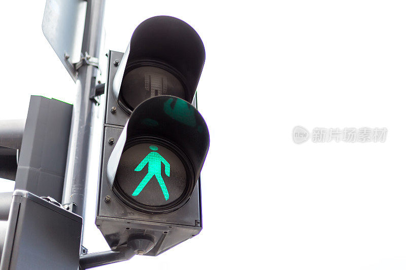 绿灯为行人亮起的交通灯。孤立在白色