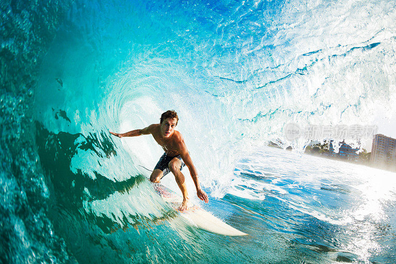一个冲浪者骑在一个巨大的蓝色波浪的特写