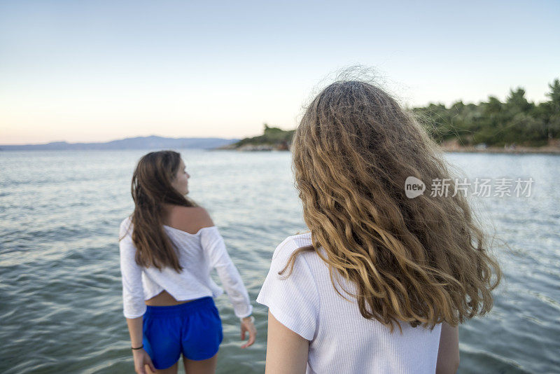 两个少女站在海边