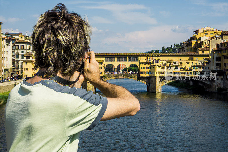 一个年轻人在费伦泽的维奇奥桥拍照