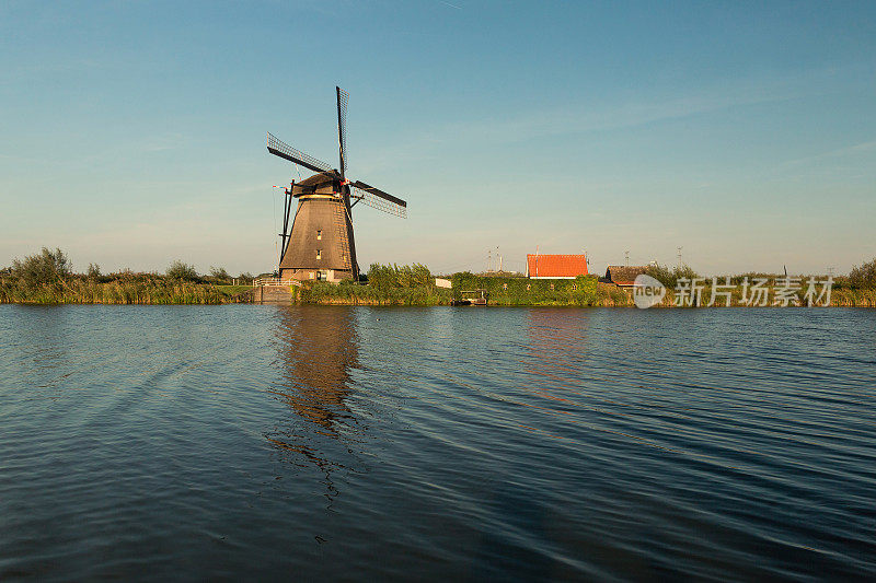 有风车的金德杰克运河。欧洲荷兰肯德迪克村的日落。