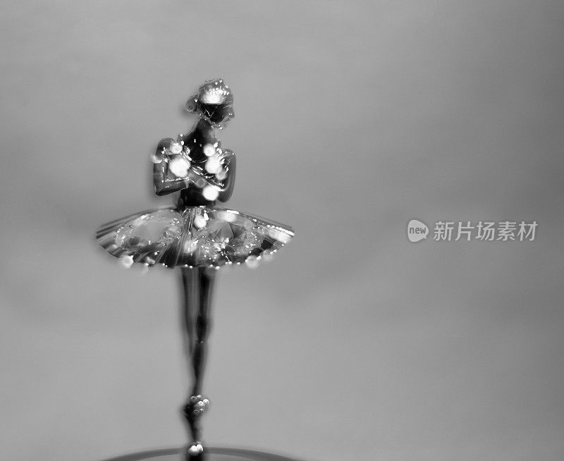 散焦芭蕾舞演员雕像。黑白照片。