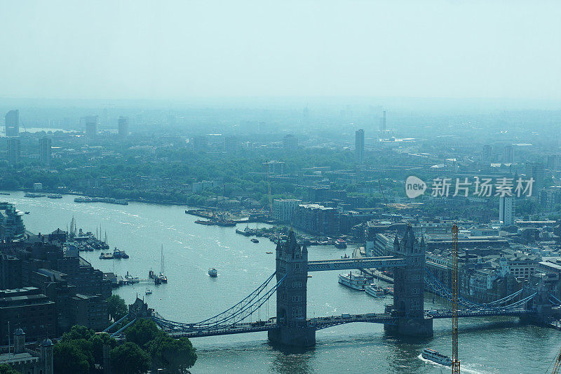 俯瞰伦敦塔桥和泰晤士河