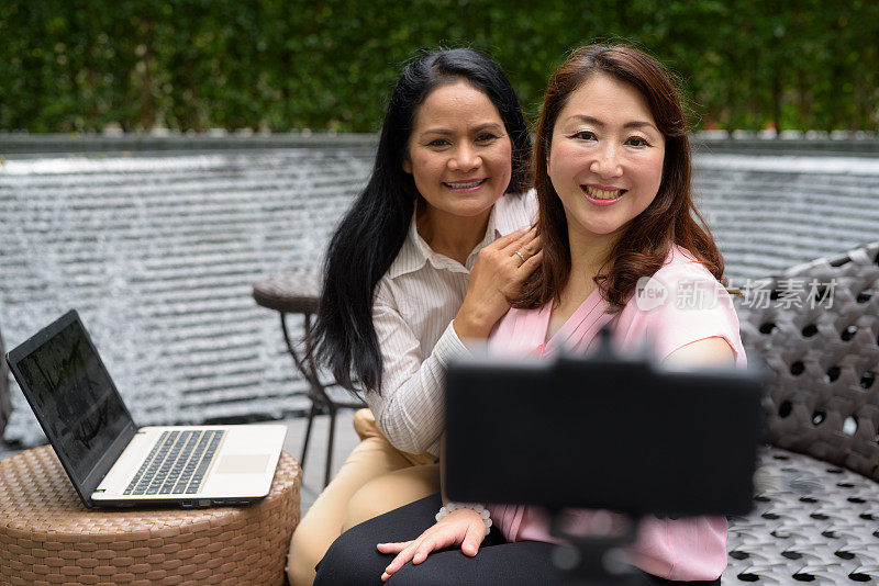 两个成熟的亚洲女性朋友享受生活在暹罗广场在泰国曼谷