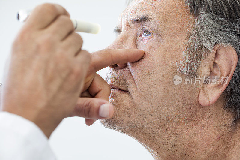 一位老人正在接受眼科医生的检查
