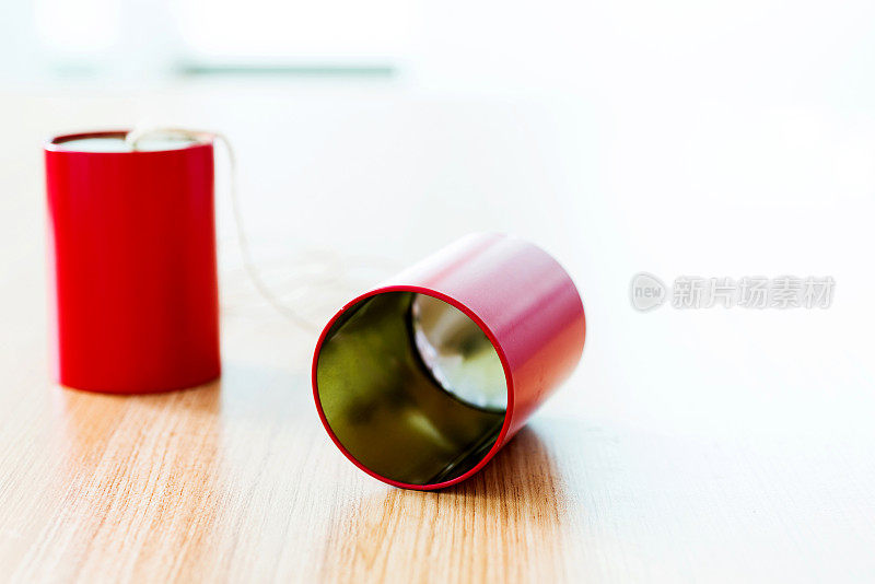 红色罐头可以在桌上打电话